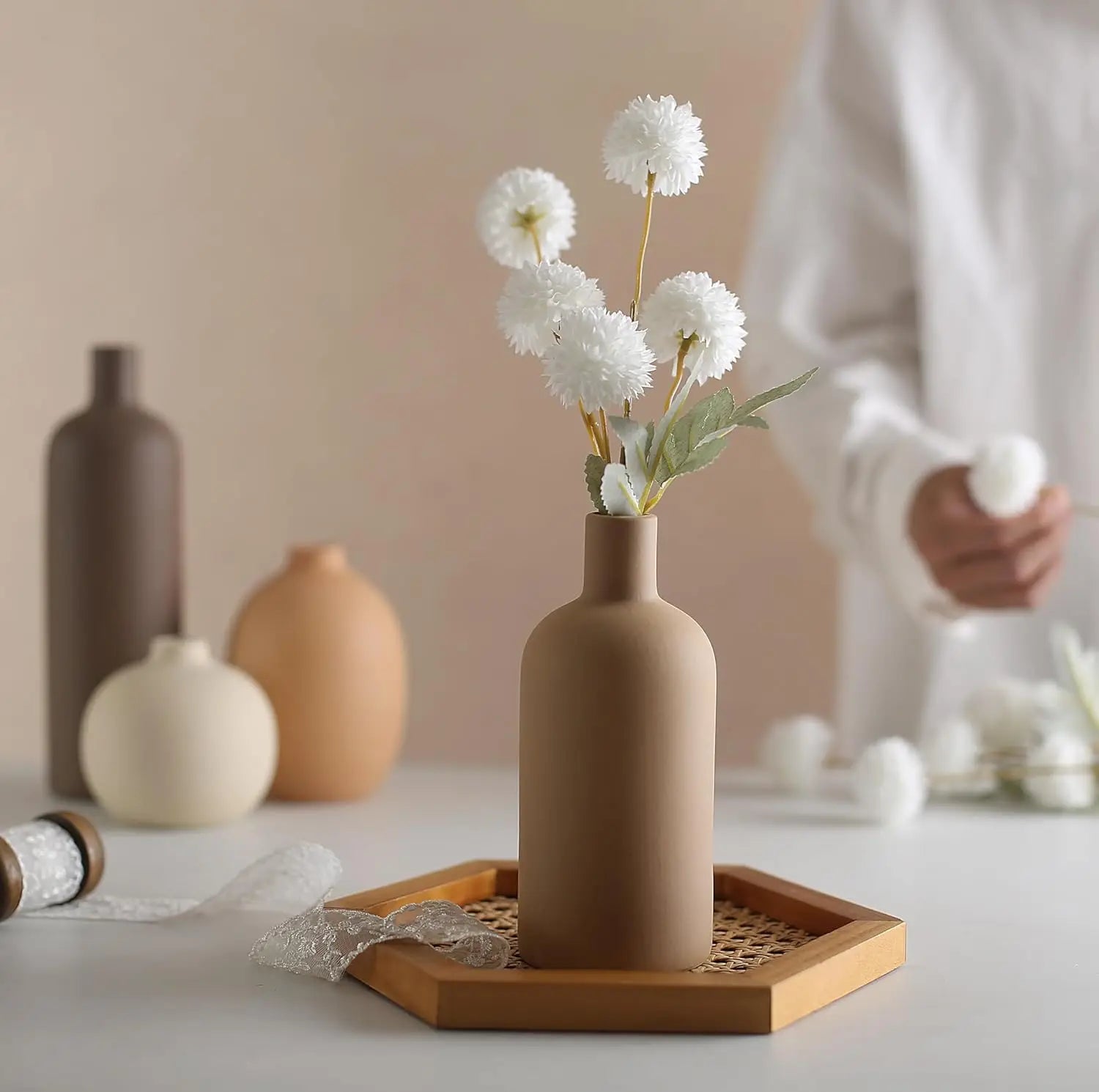 Collection de vases minimalistes en céramique pour intérieur contemporain.