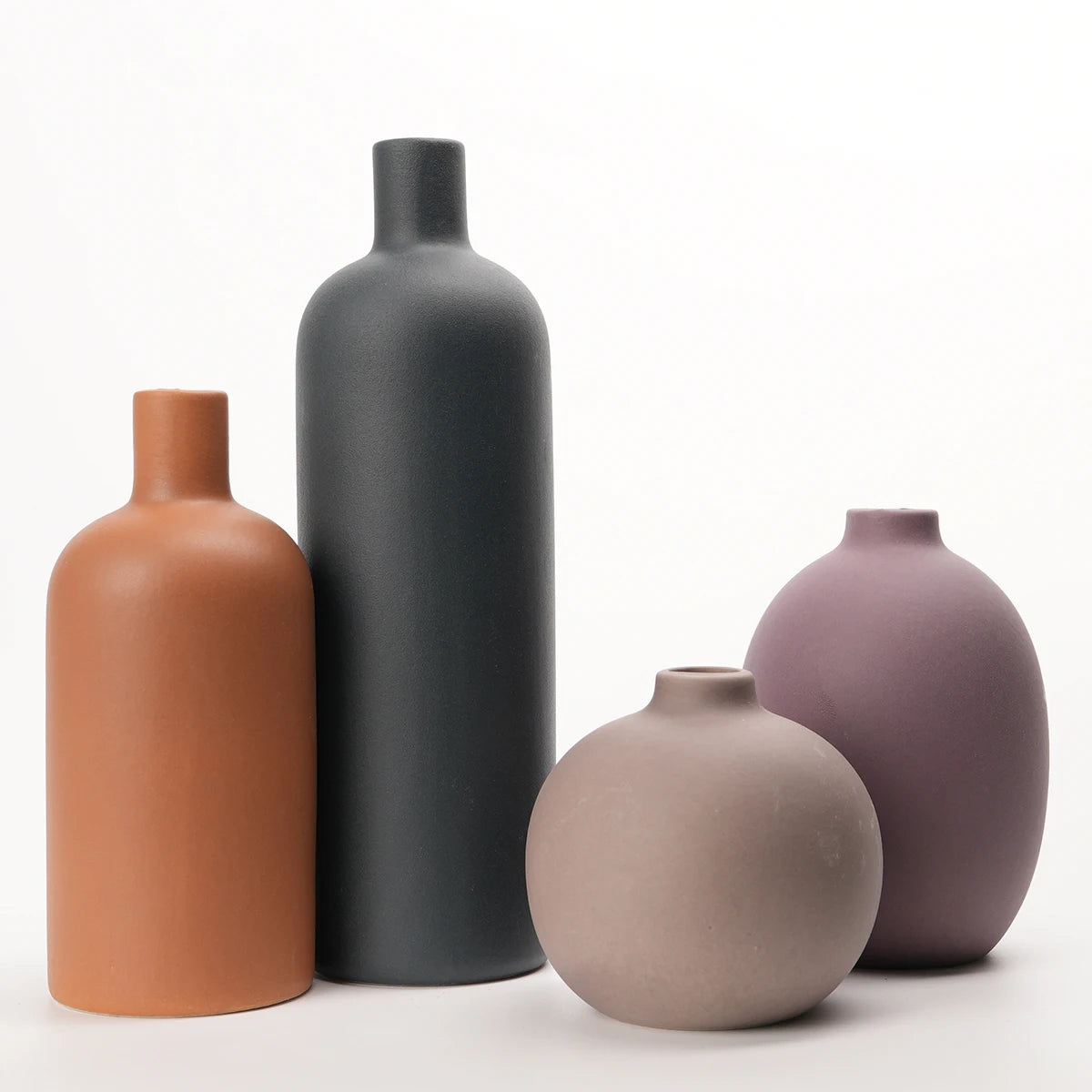 Collection de vases minimalistes en céramique pour intérieur contemporain.