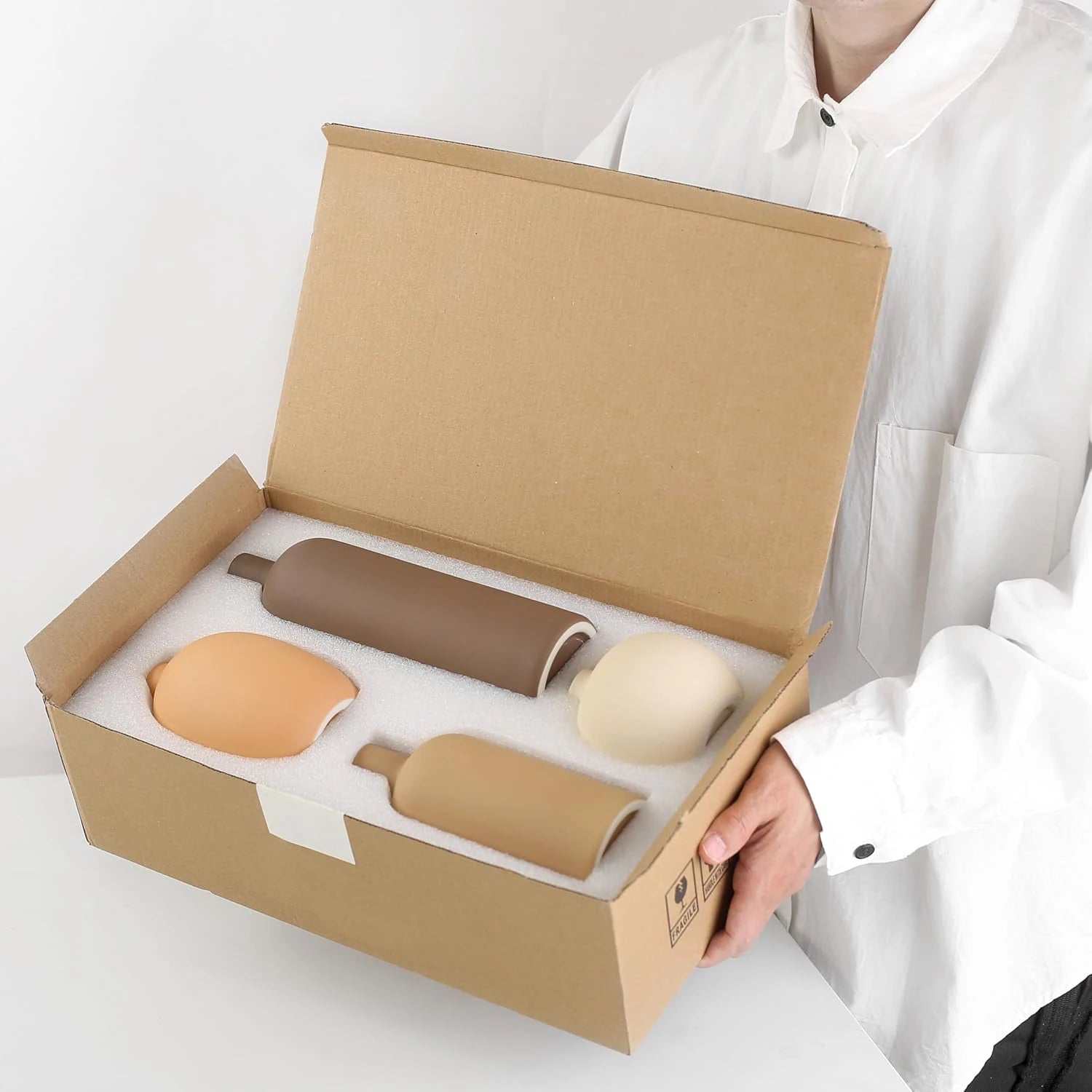 Collection de vases minimalistes en céramique pour intérieur contemporain.