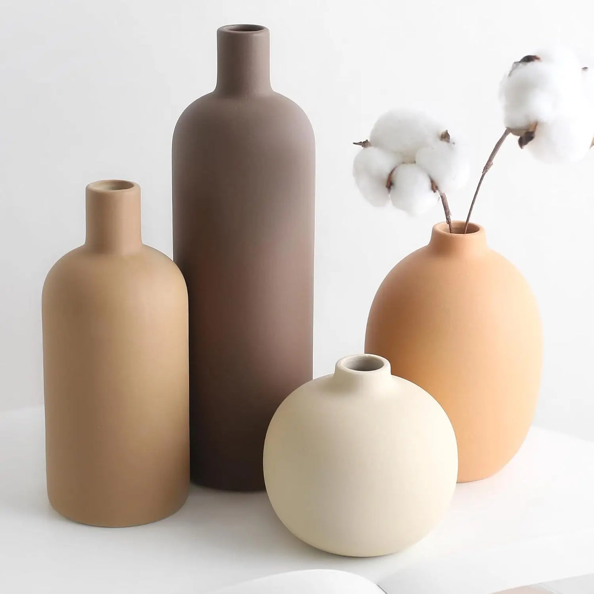 Collection de vases minimalistes en céramique pour intérieur contemporain.