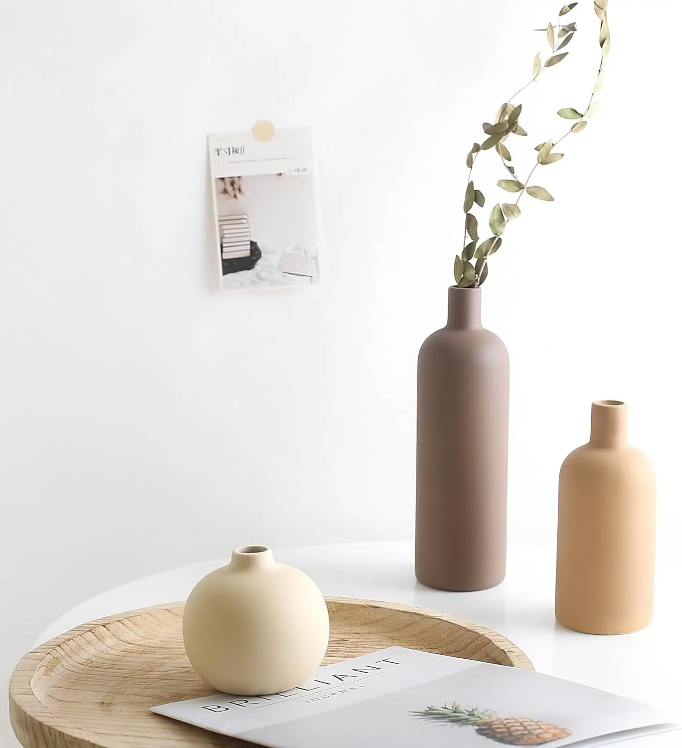Collection de vases minimalistes en céramique pour intérieur contemporain.